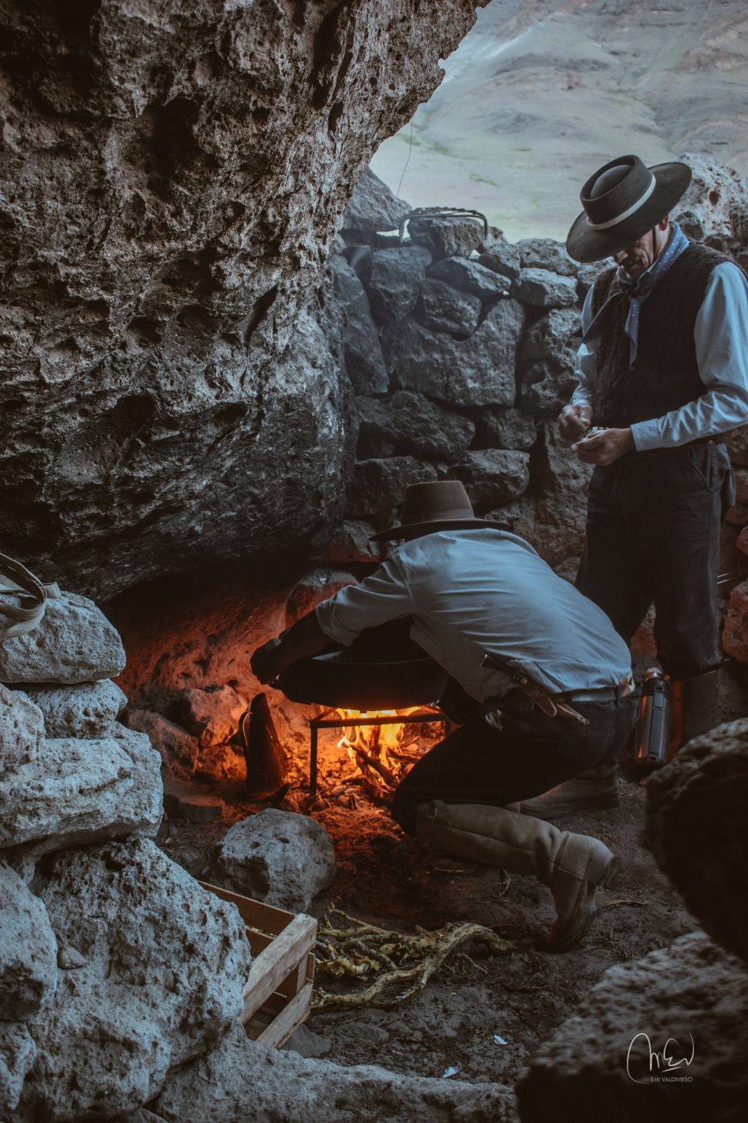 gauchos haciendo un asado