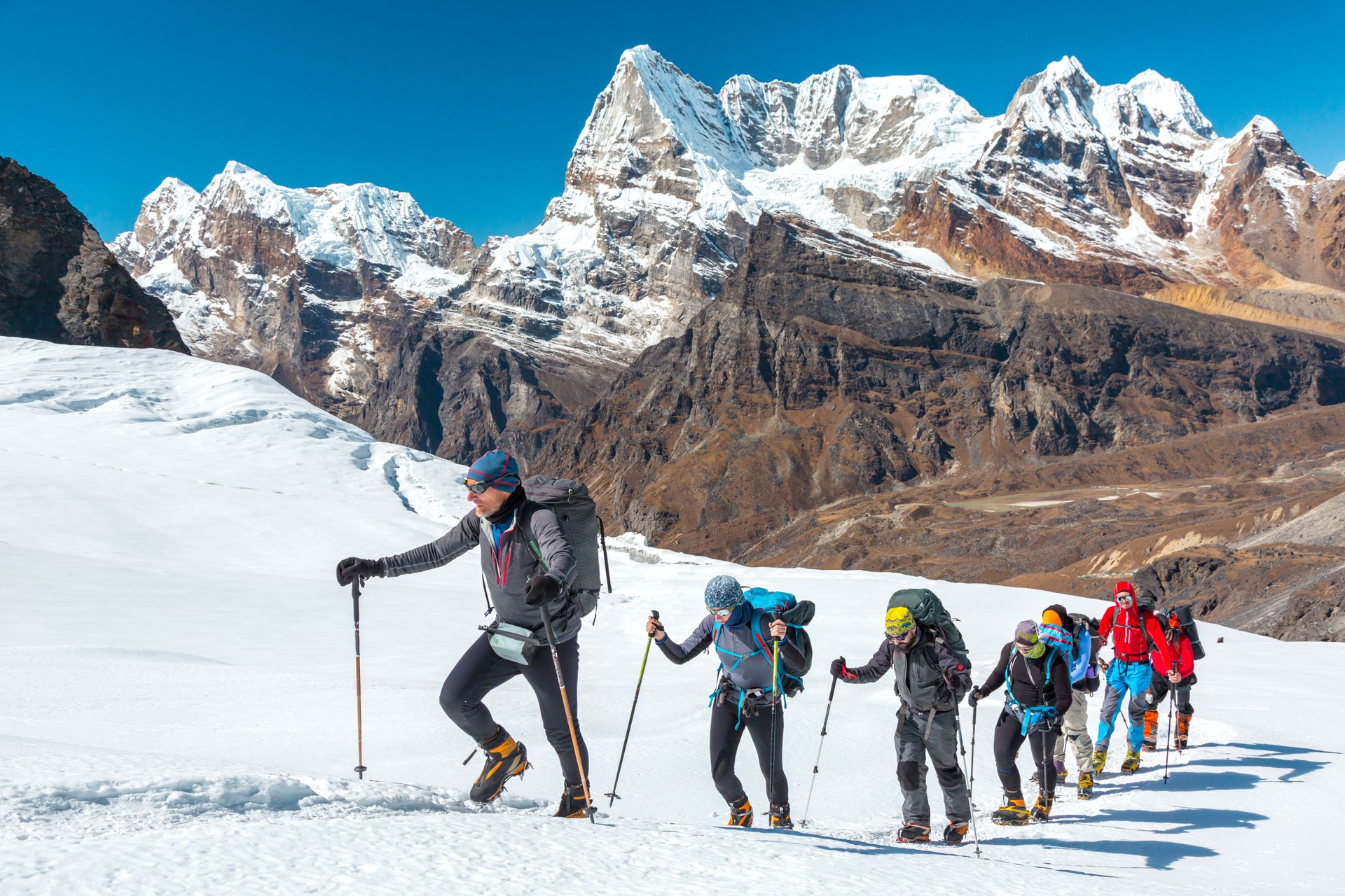 Aventureros, hacer subida a montaña alta caminata sobre glaciar