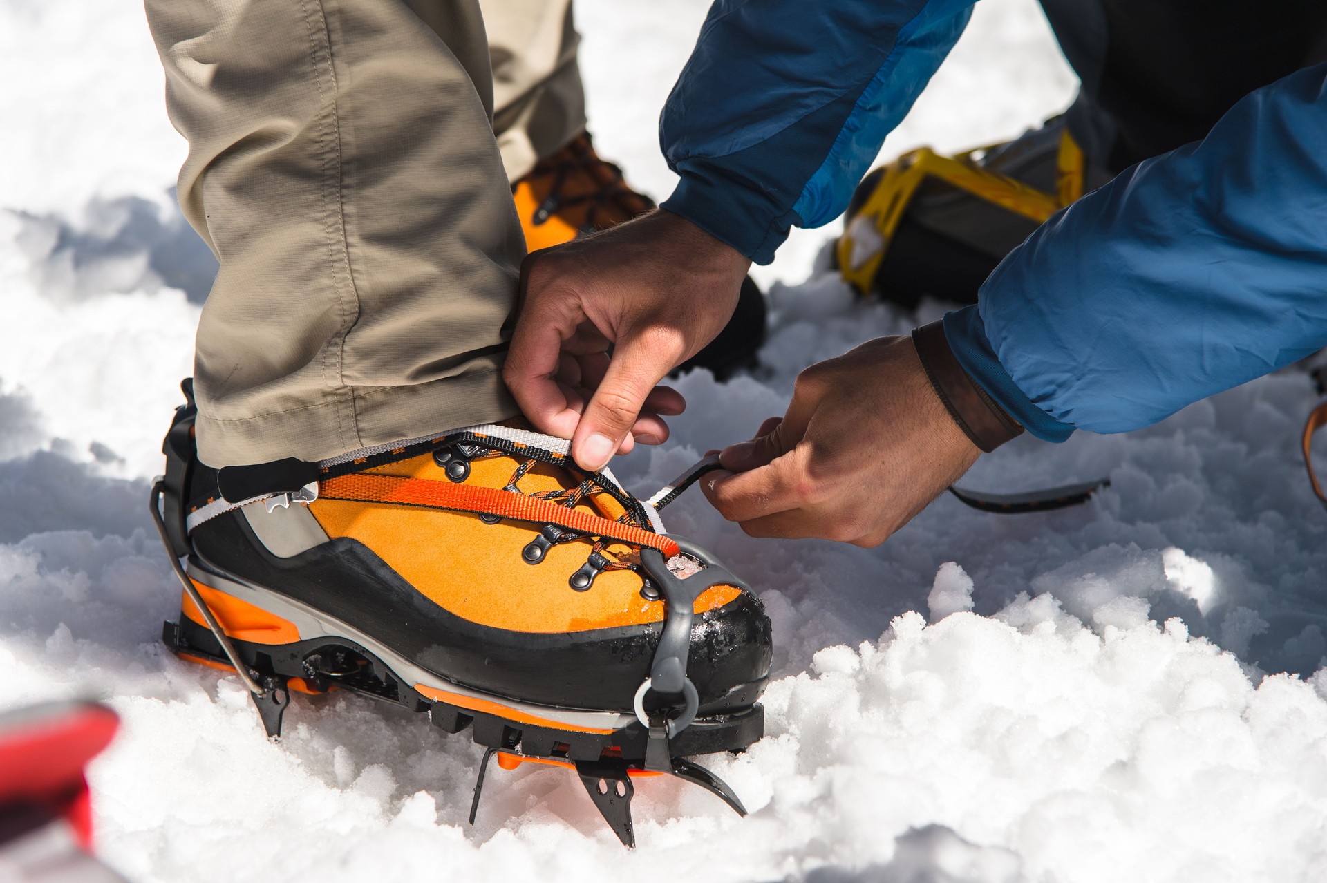 El mans manos te ayuda a configura y crampones de alpinista del vestido
