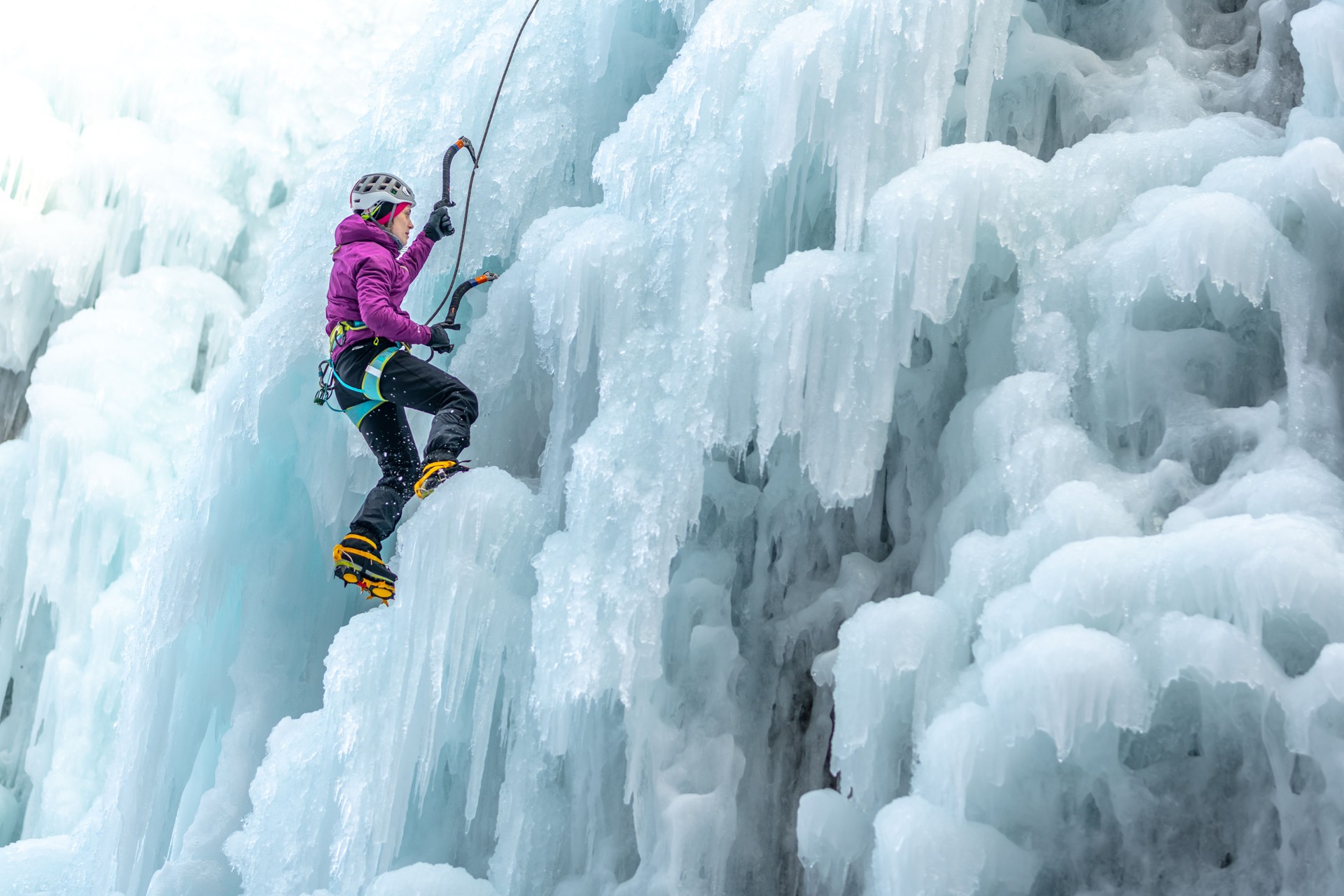 Escalada en hielo con hacha de hielo y cuerda
